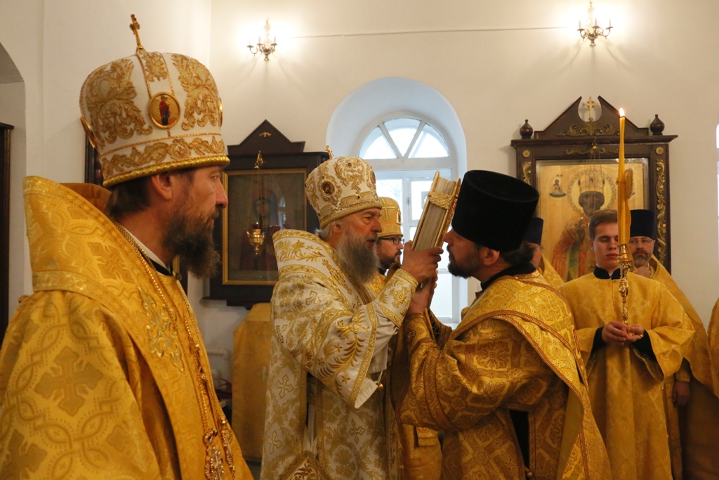 Служение трех архиереев в Свято-Предтеченском храме при Саранской Духовной Семинарии